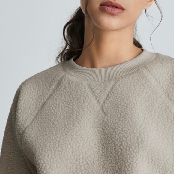 Everlane The ReNew Fleece Raglan
Sweatshirt in Sandstone - Picture 3 of 3